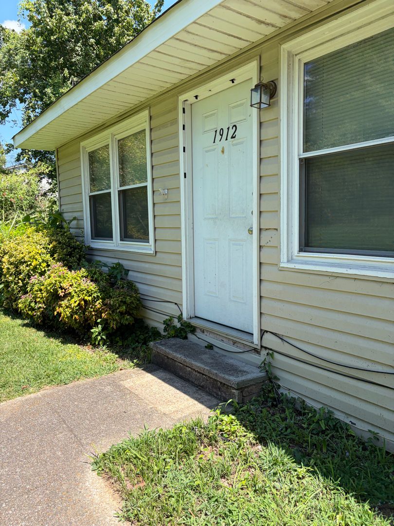 Center Point Apartment: 1912 Lyle Dr