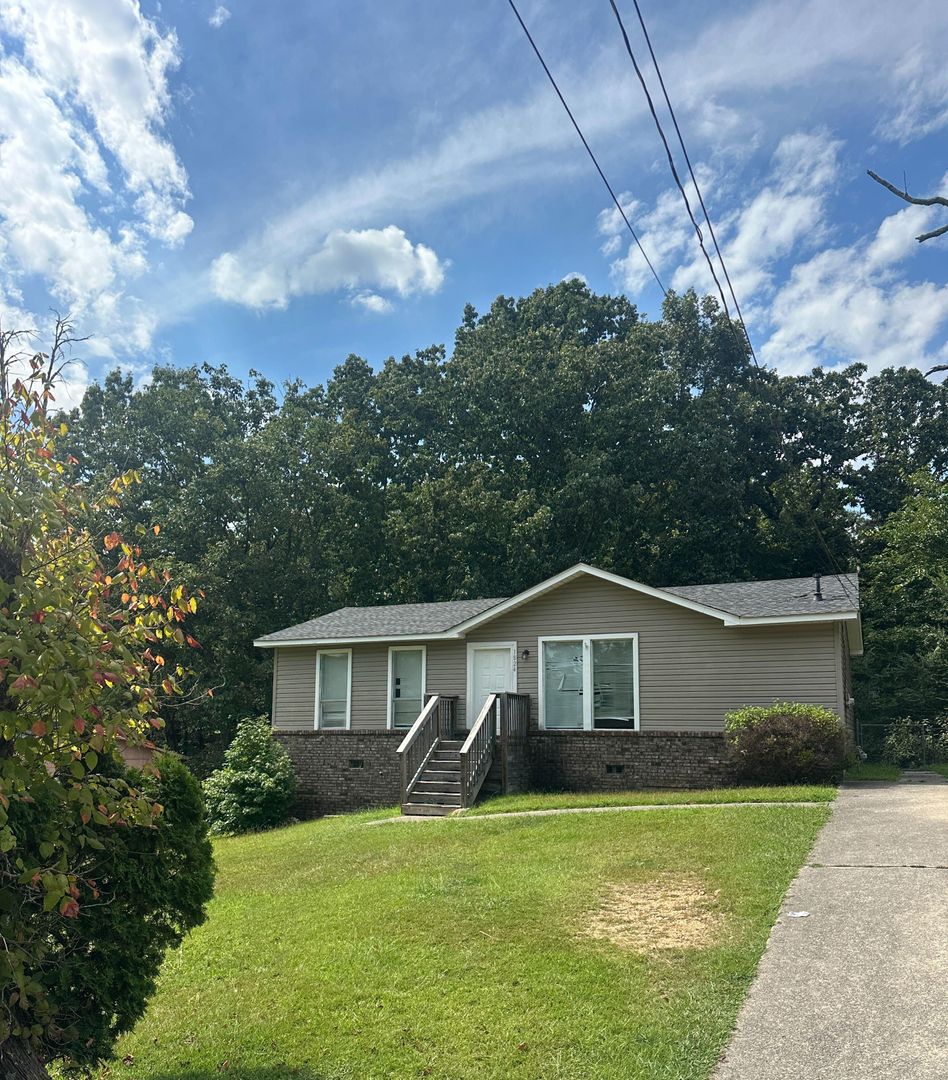 Birmingham House: 1824 Dry Creek Circle