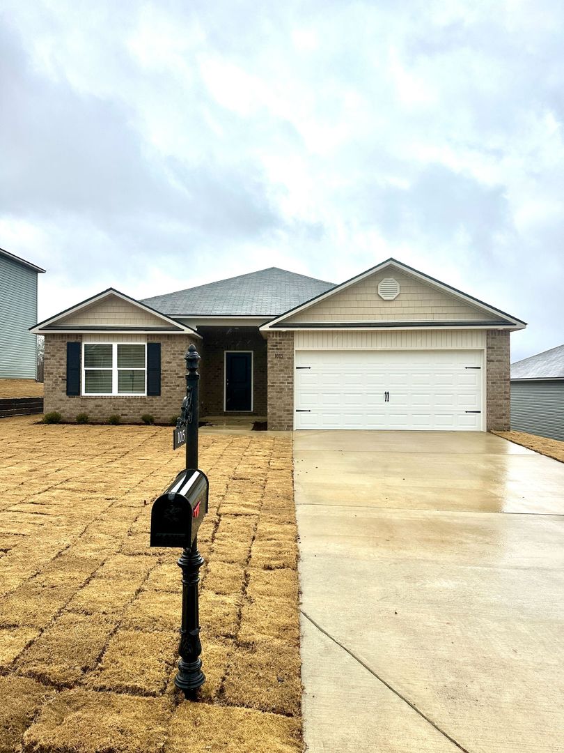 Odenville House: 1015 Brookhaven Ln