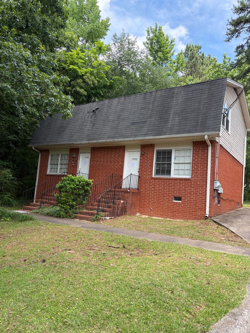 Center Point Apartment: 1900 Lyle Dr