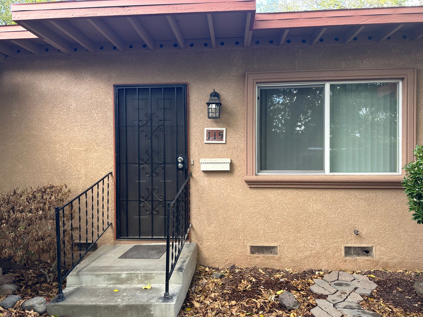 LOS BANOS House: 115 N SANTA RITA