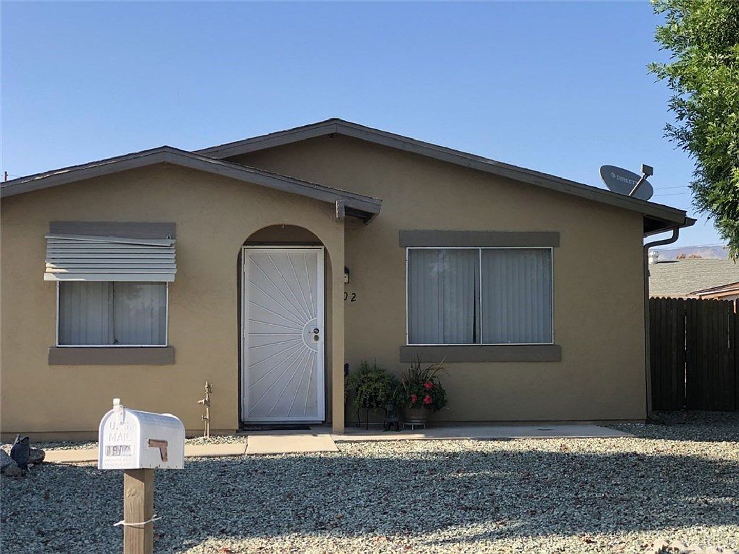 Hemet House: 1902 Flores St