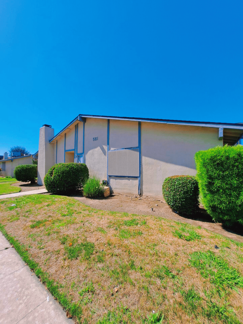 Clovis Apartment: 561 W. Ashlan Ave.