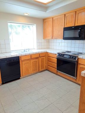 1092 E Pennsylvania Ave, Fresno, CA 93720