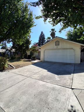 6111 N Tracy Ave, Fresno, CA 93722