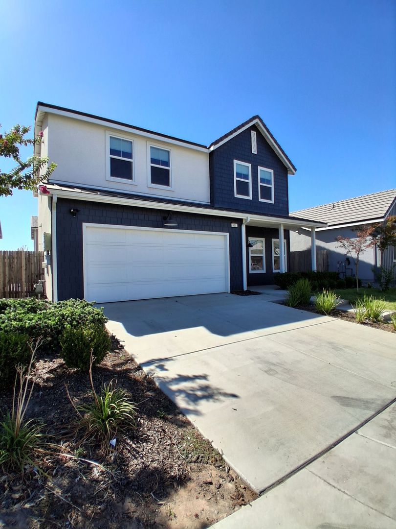911 Blue Oak Ln W, Madera, CA 93636