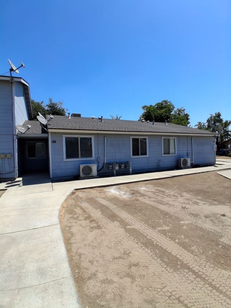 1452 S. College Ave., #102, Dinuba, CA 93618