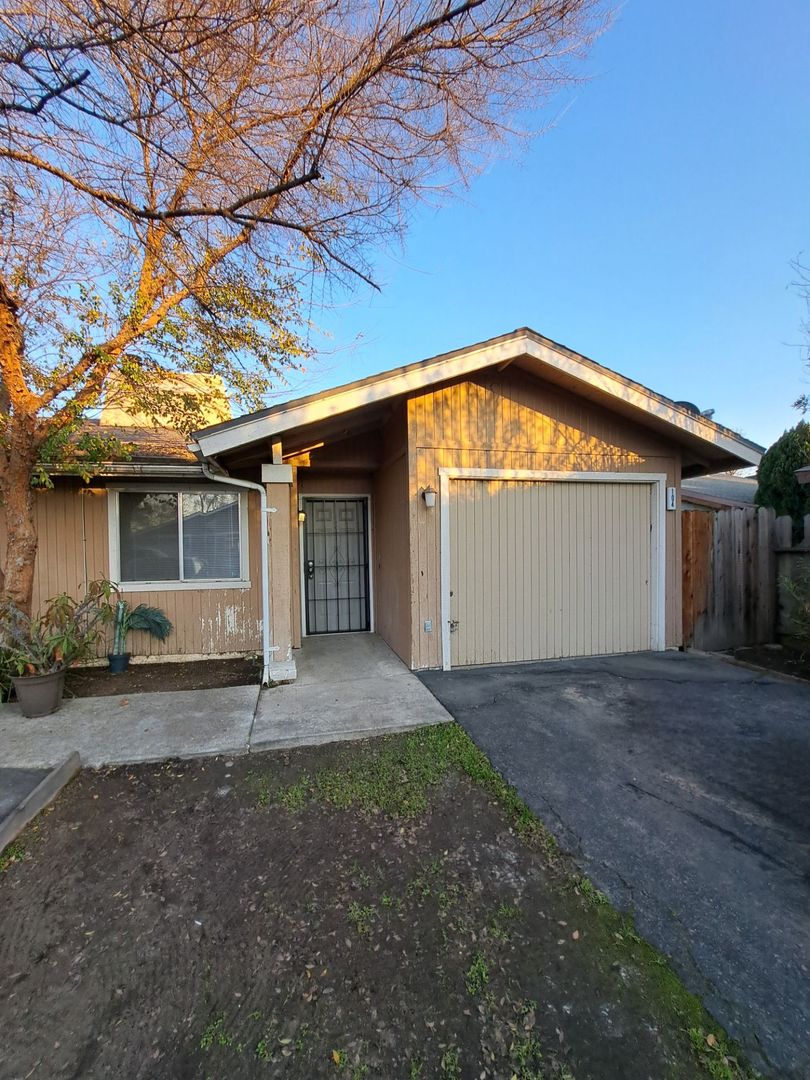 Fresno Apartment: 5218 E. Lowe Ave.