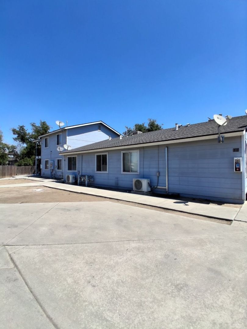 Dinuba Apartment: 1452 S. College Ave