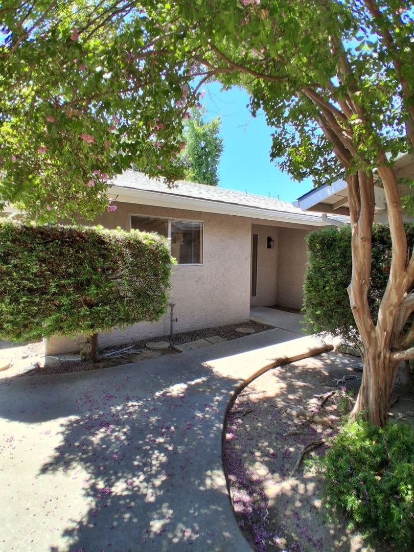 6061 N. Bungalow Lane #102 , Fresno, CA 93704