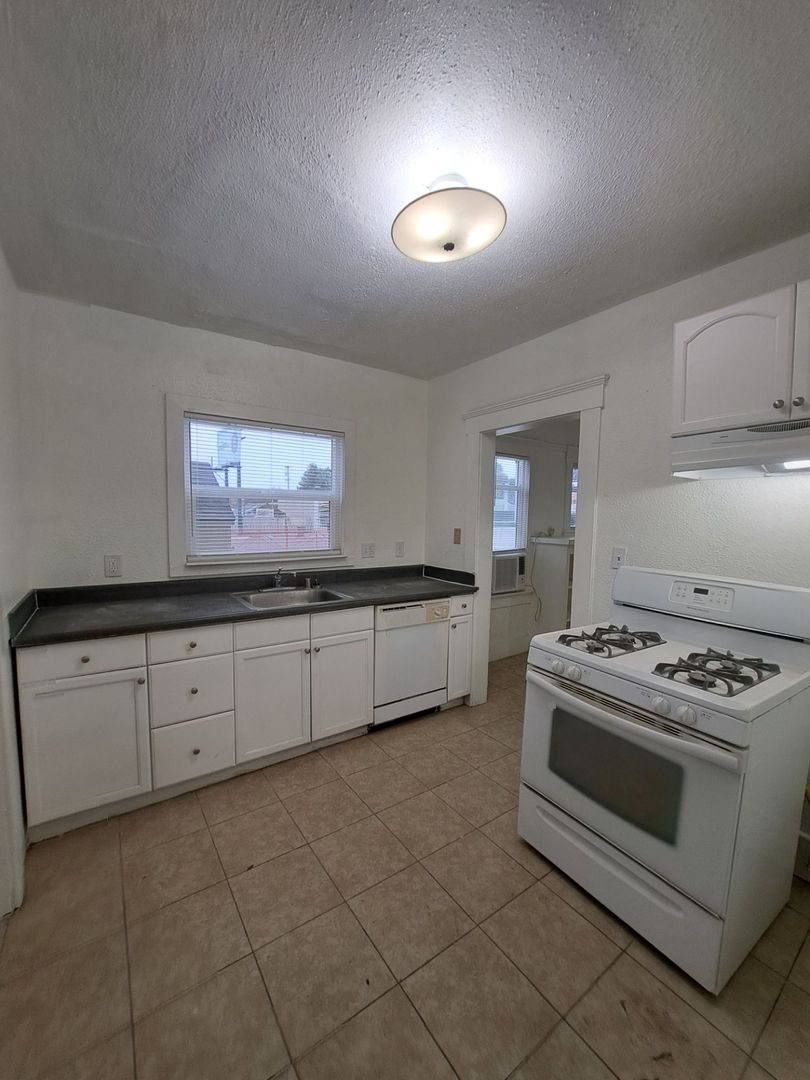 Fresno Apartment: 2510-2520 E. Washington Ave