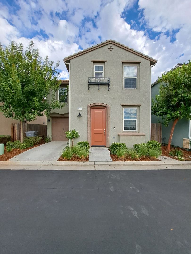 Clovis House: 1411 Visionary Rd