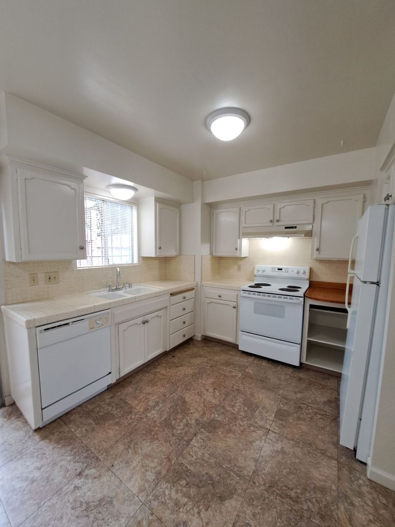 Fresno Apartment: 3355 E Sierra Madre Ave