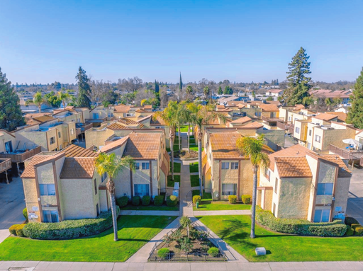 SPECIAL: 3RD MONTH OF RENT IS FREE! Spacious 3-bedroom, 1.5-bath townhome in Visalia, CA! – photo 1