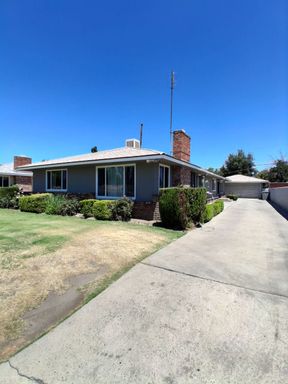 3051 E. Clinton Ave. , Fresno, CA 93703