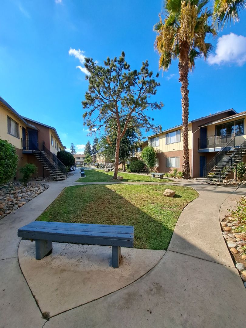 Visalia Apartment: 615 S Demaree St
