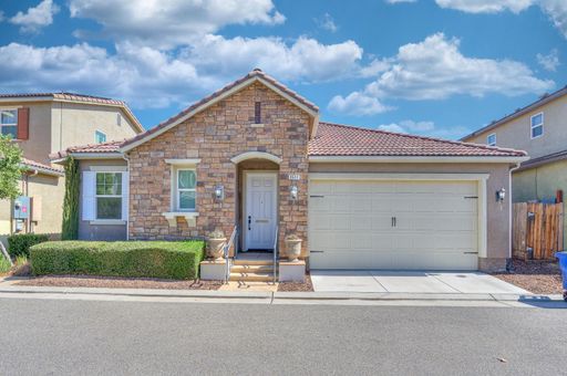 1511 N. Encoure Way, Clovis, CA 93619