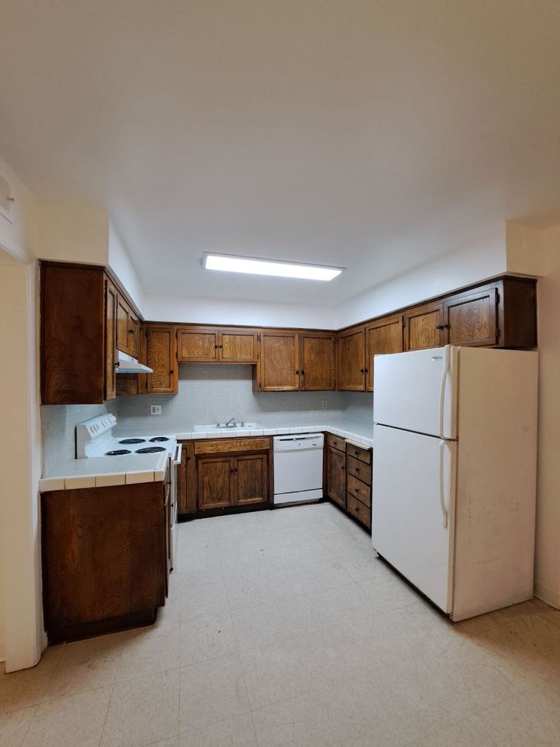 Fresno Apartment: 4864 E. University Ave