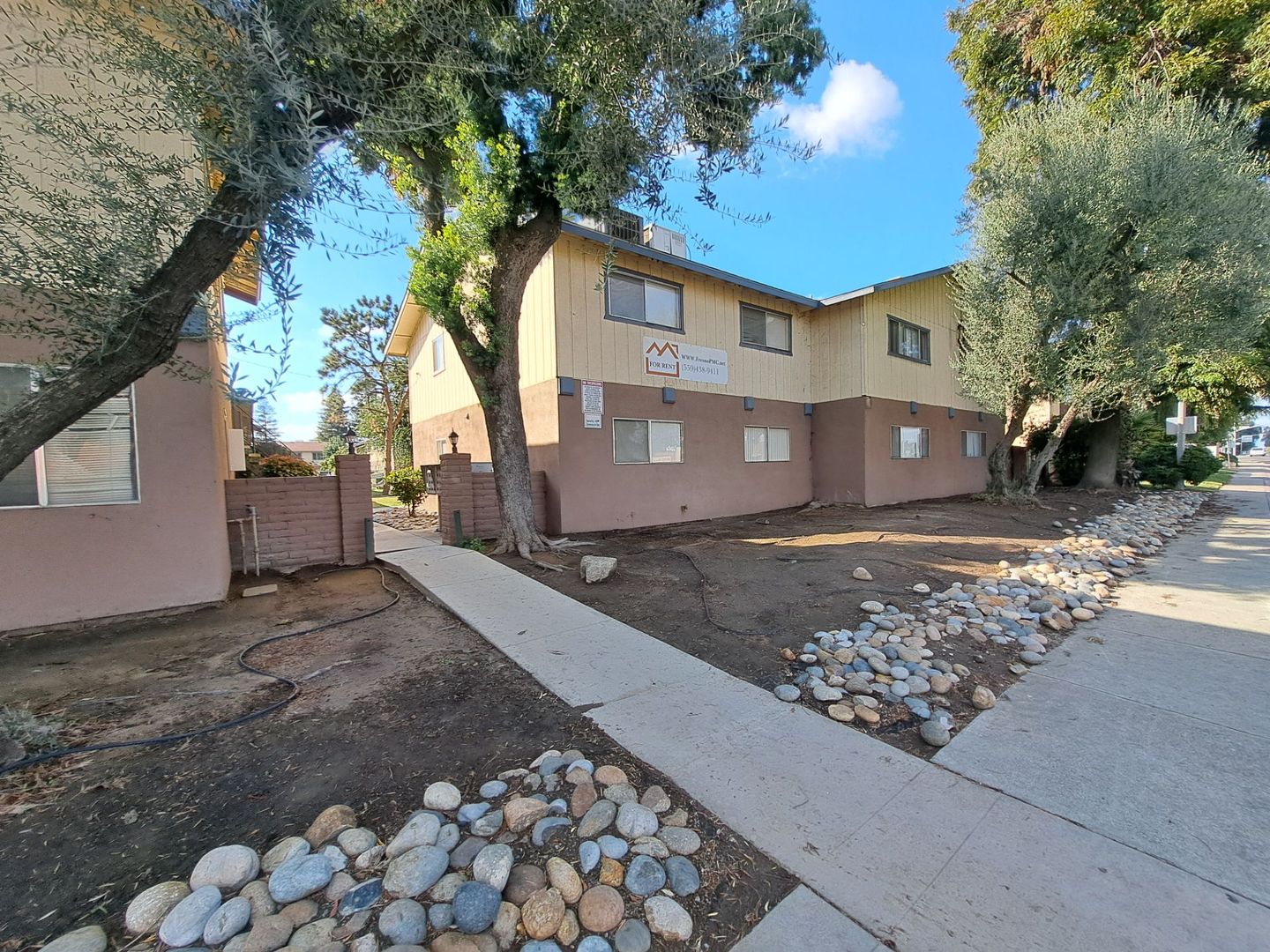 Visalia Apartment: 615 S Demaree St