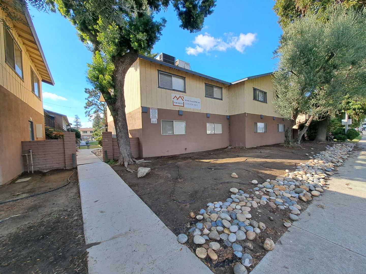 Visalia Apartment: 615 S Demaree St
