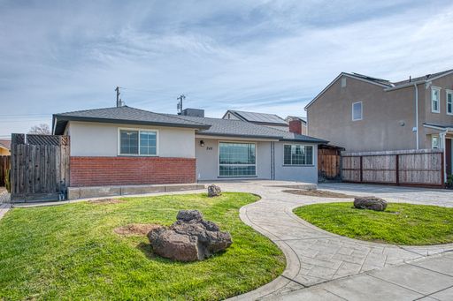 245 Minnewawa Ave - A, Clovis, CA 93612
