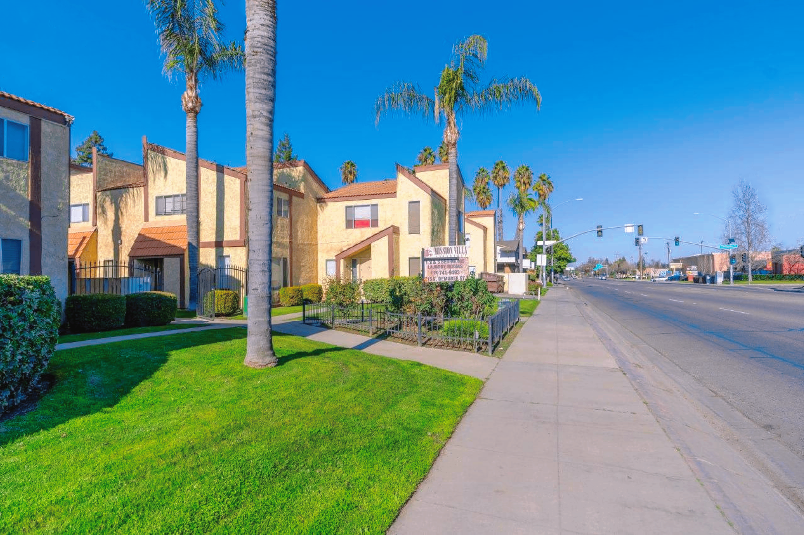 Visalia Apartment: 815 S. Demaree St