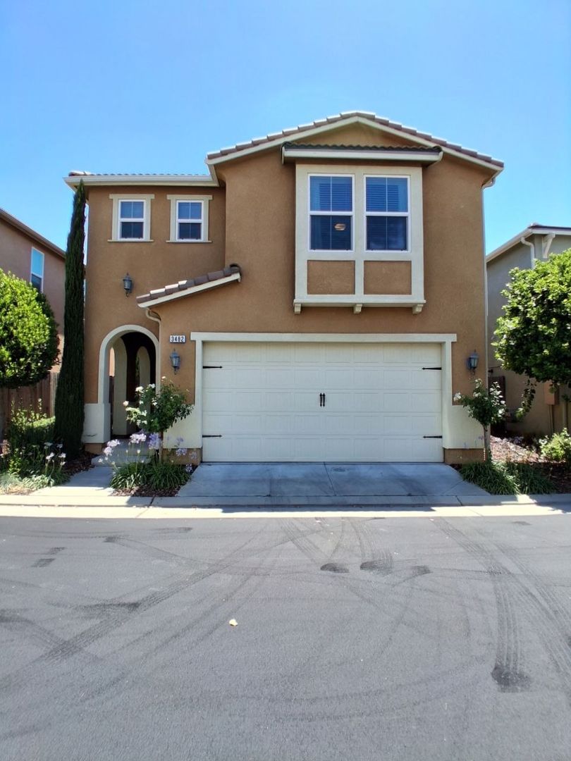 Clovis House: 3482 Elevations Way