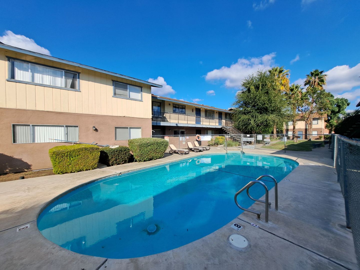 Visalia Apartment: 615 S Demaree St