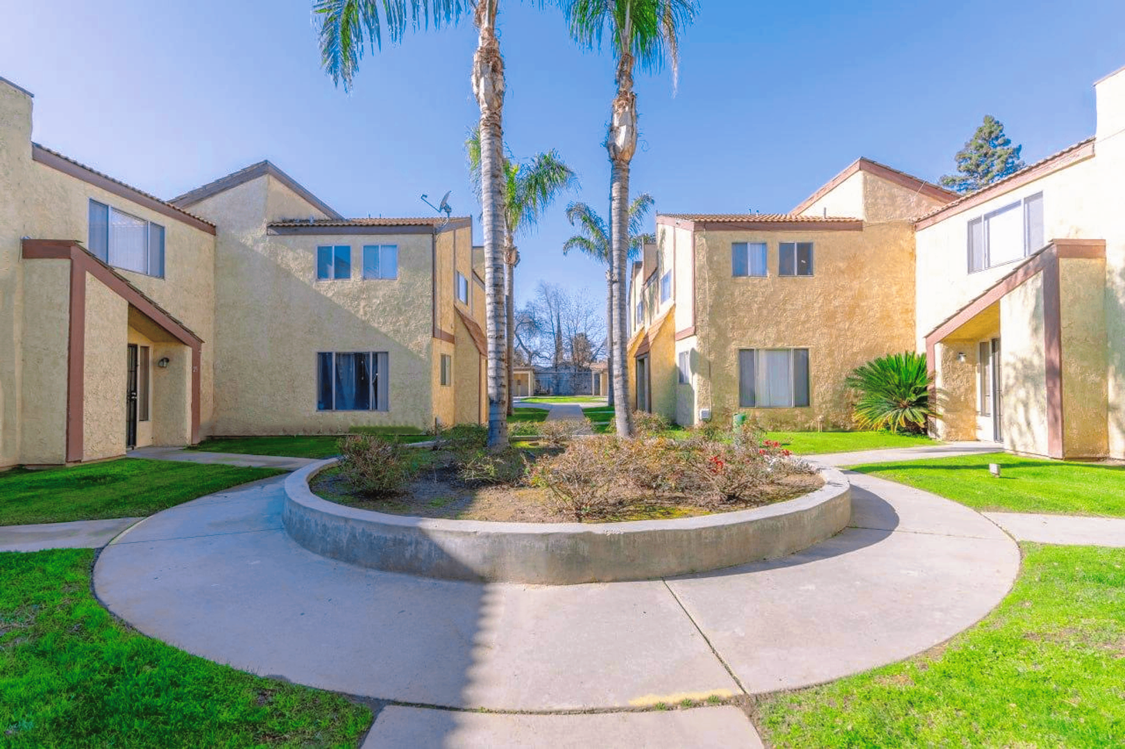 Visalia Apartment: 815 S. Demaree St