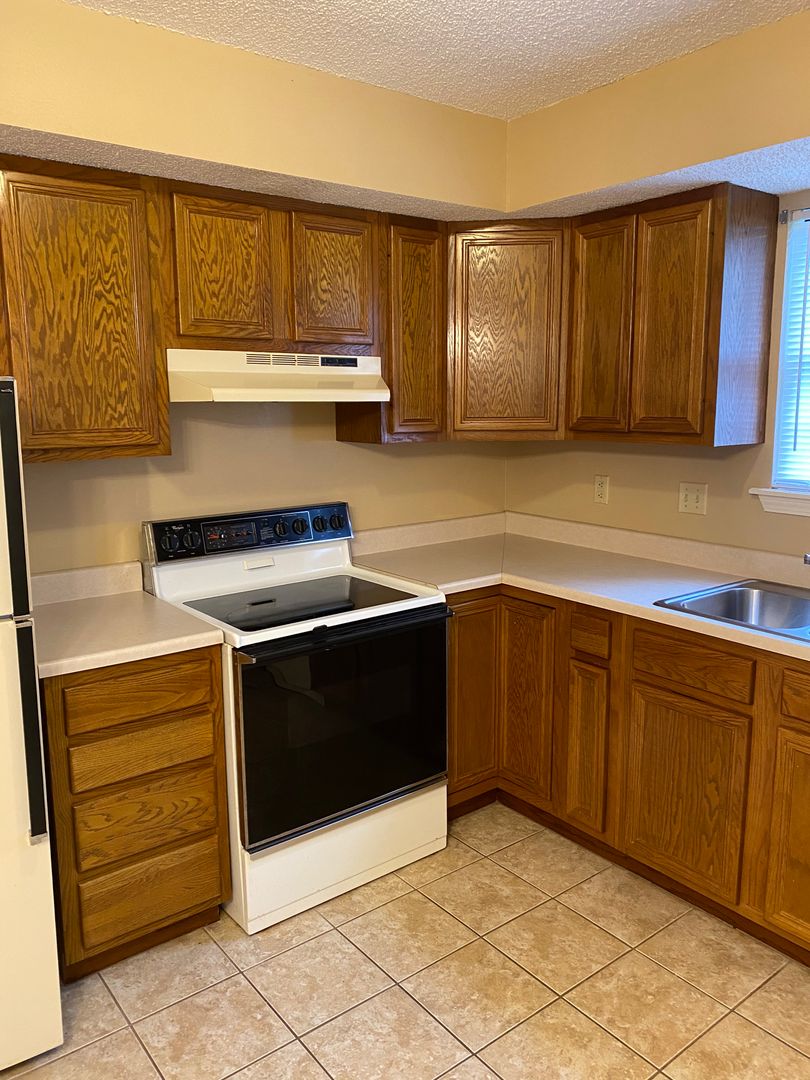 Russellville Apartment: 3323 N Detroit Ave