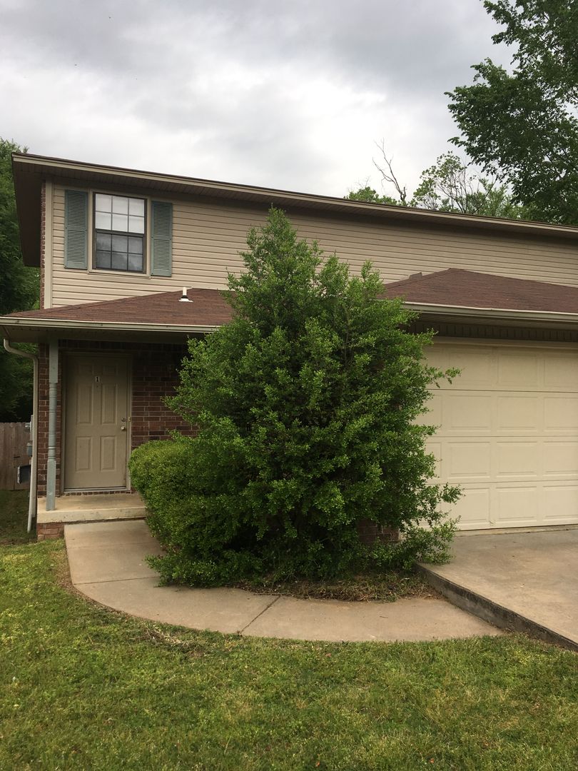 Russellville Apartment: 507 Valley Drive