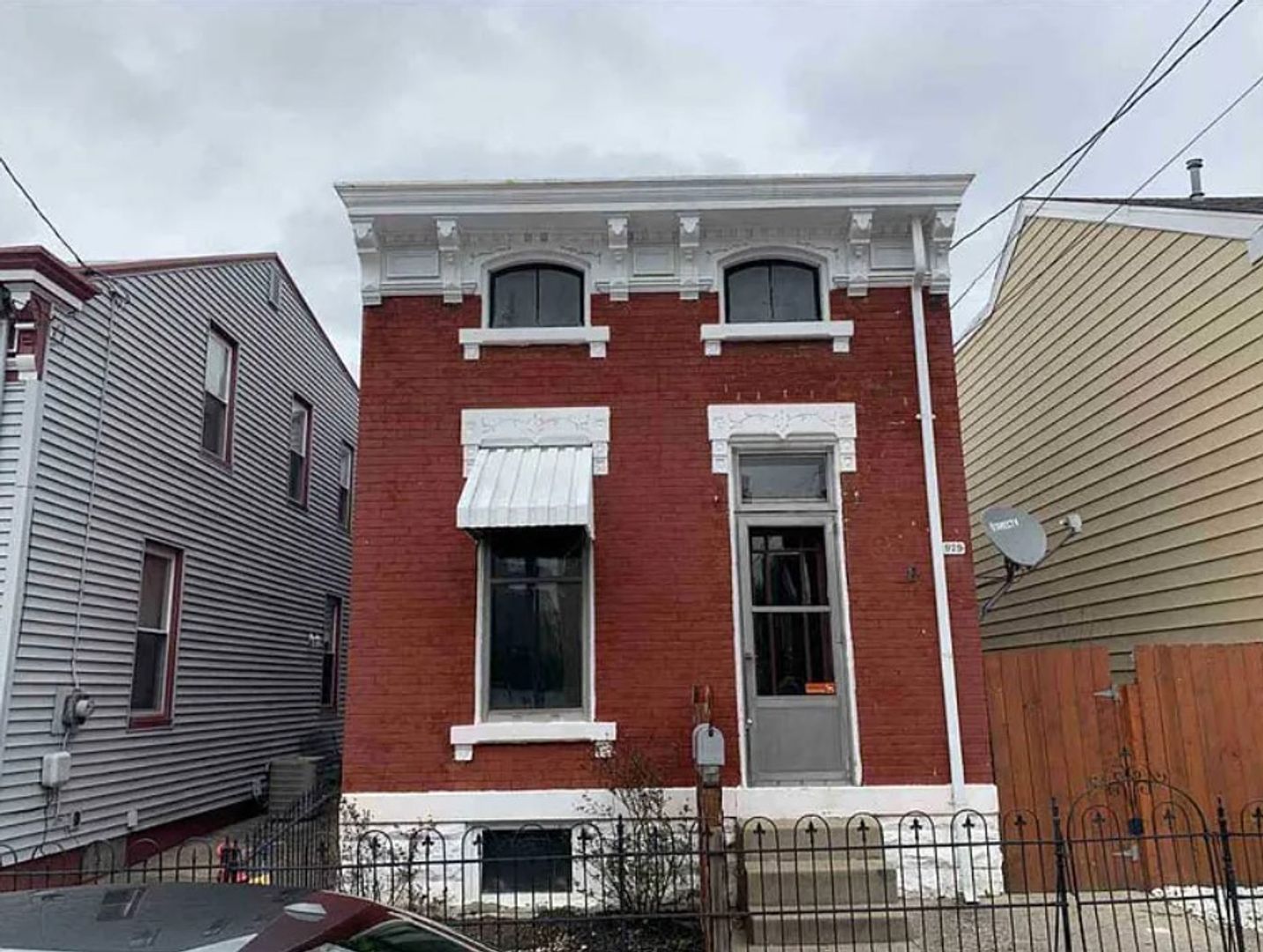 Newport House: 929 Boone St