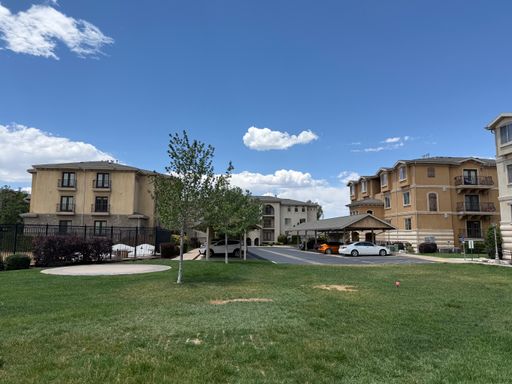 Beautiful condo with amazing amenities and a fabulous kitchen – photo 1