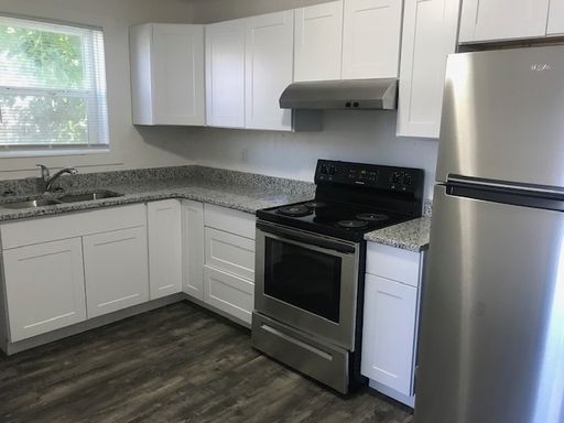 Half off first months rent - Updated apartment stainless steel appliances and a walk in closet – photo 1