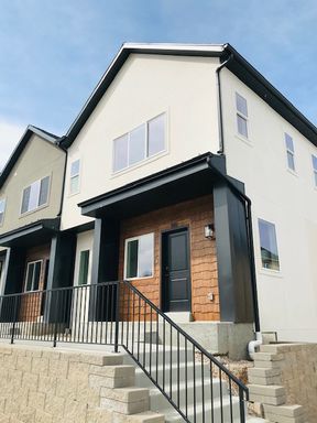 Beautiful construction townhouse with quartz countertops and 2 car garage – photo 1