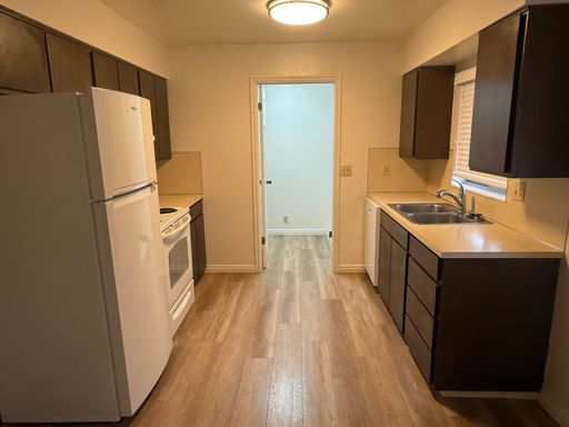 Updated apartment with carport, central air and washer/dryer hookups – photo 1