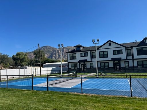Beautiful end unit with pickle ball court. – photo 1