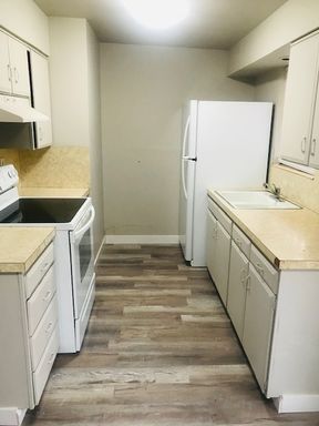 Newly update, carpet, paint apartment with carport – photo 1