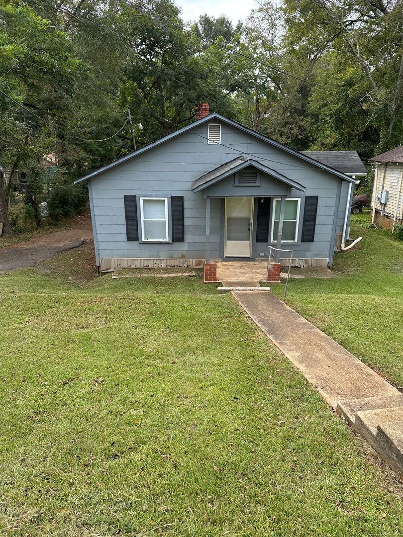 Greenville House: 190 E. Perdue St.