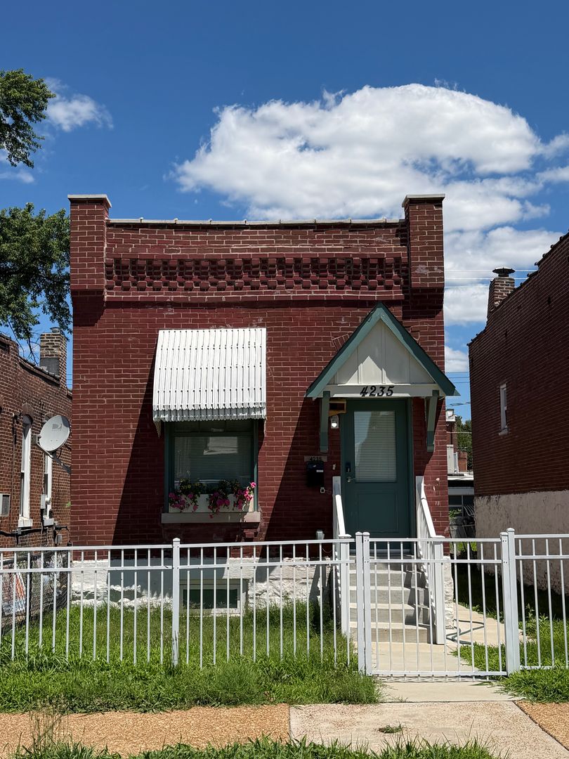 St. Louis House: 4235 Swan Ave.