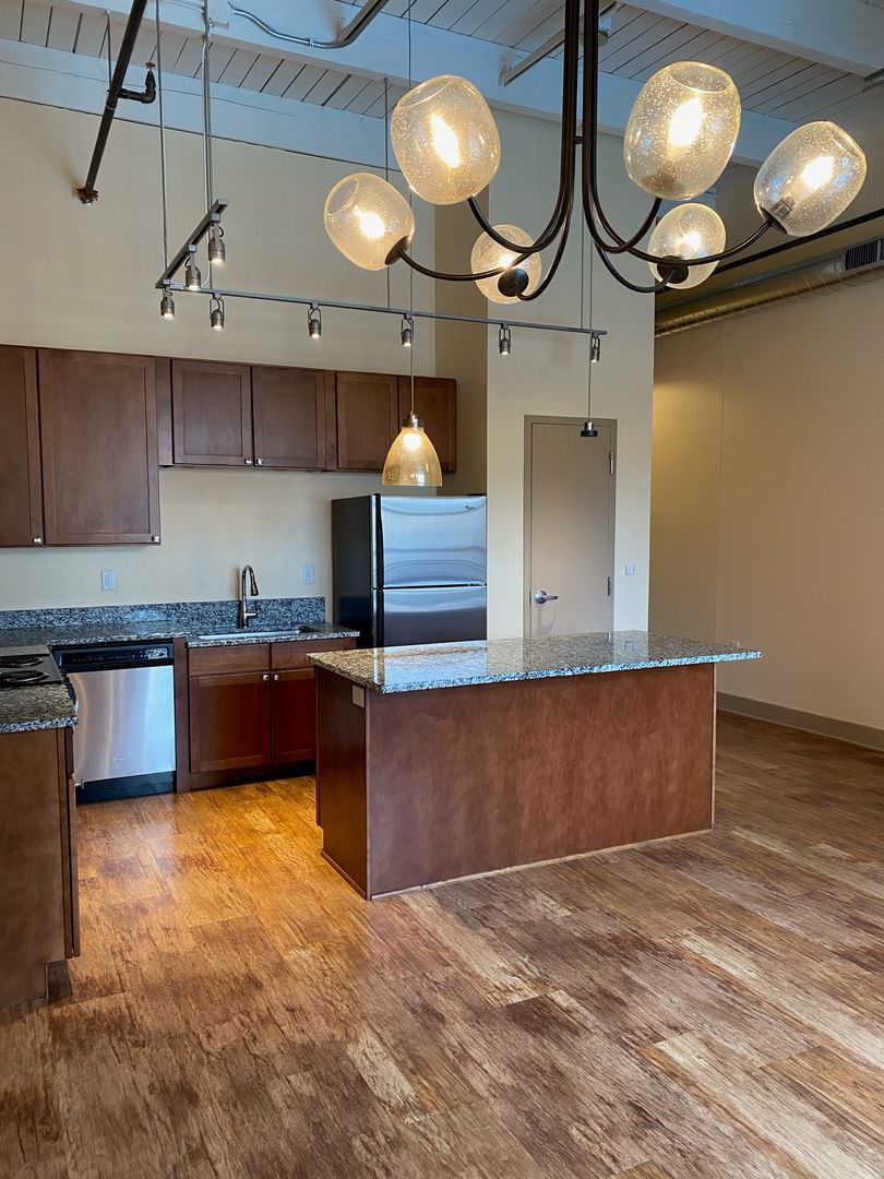 Davenport Apartment: 427 Pershing Ave.