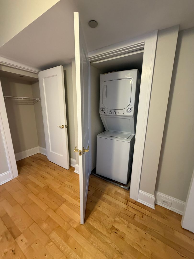Laundry room at 4616 Lindell Blvd. (Carleton Apt) (2 of 2)