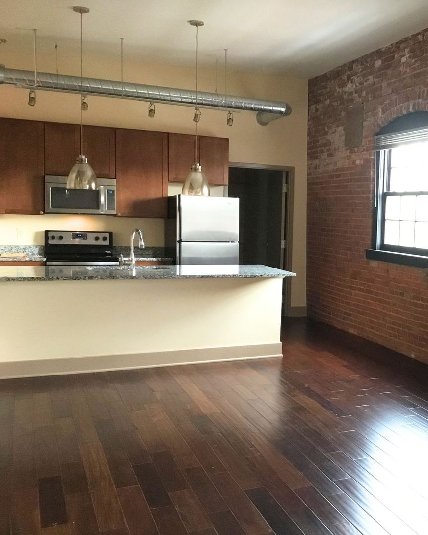 Davenport Apartment: 427 Pershing Ave.