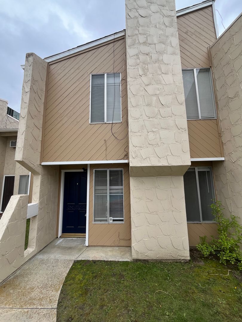 Tehachapi Townhome: 18241 Saint Andrews Dr