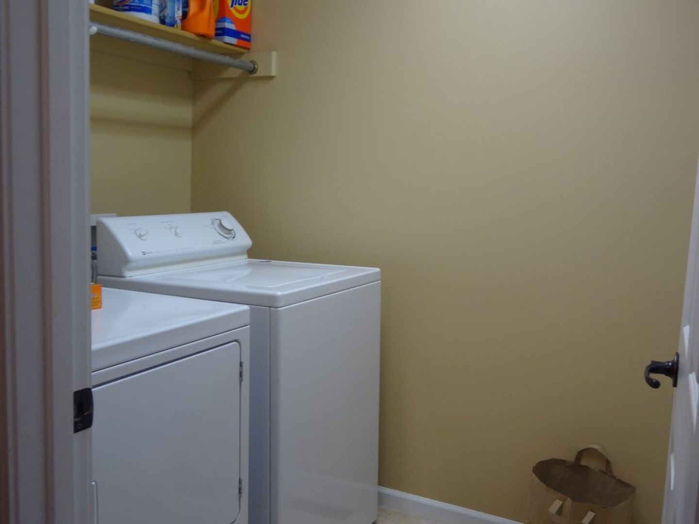 Manhattan House: 413 Brookmont