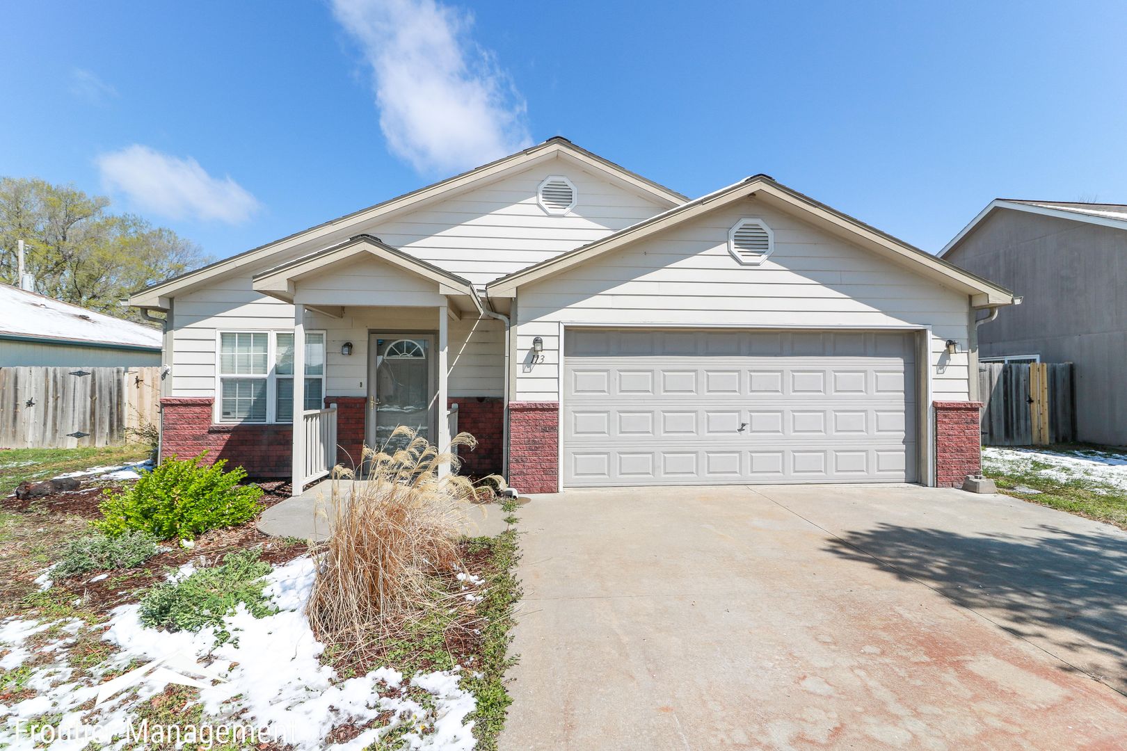 Manhattan House: 113 Kopp Dr