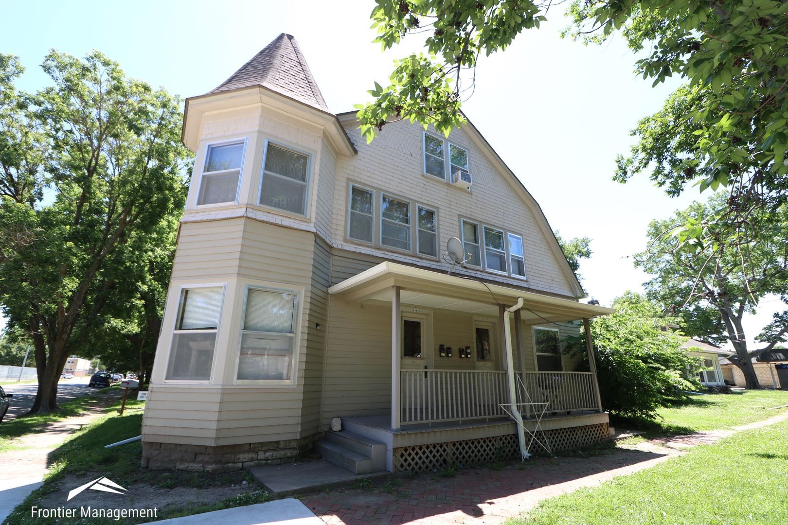 Manhattan Apartment: 220 N Juliette