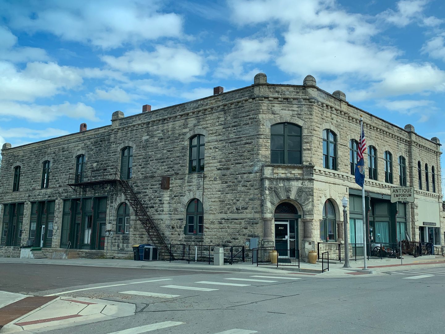 Alma Apartment: 102 E 4th St.