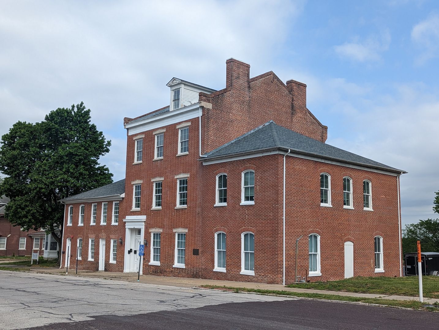 Boonville Apartment: 409 High St