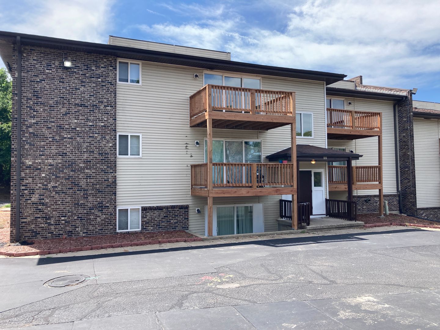 Jefferson City Apartment: 811 Monroe St